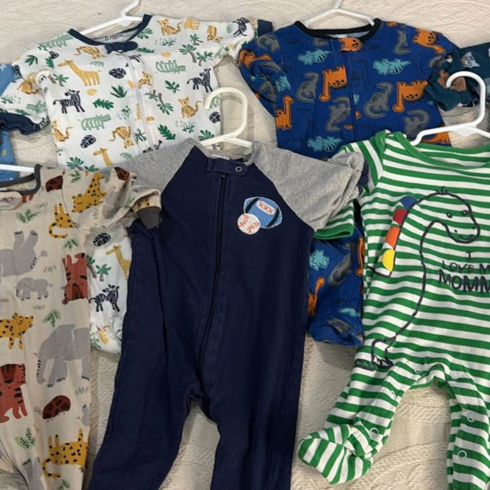 Bundle of 7 sleep in play pajamas NB/0-3M